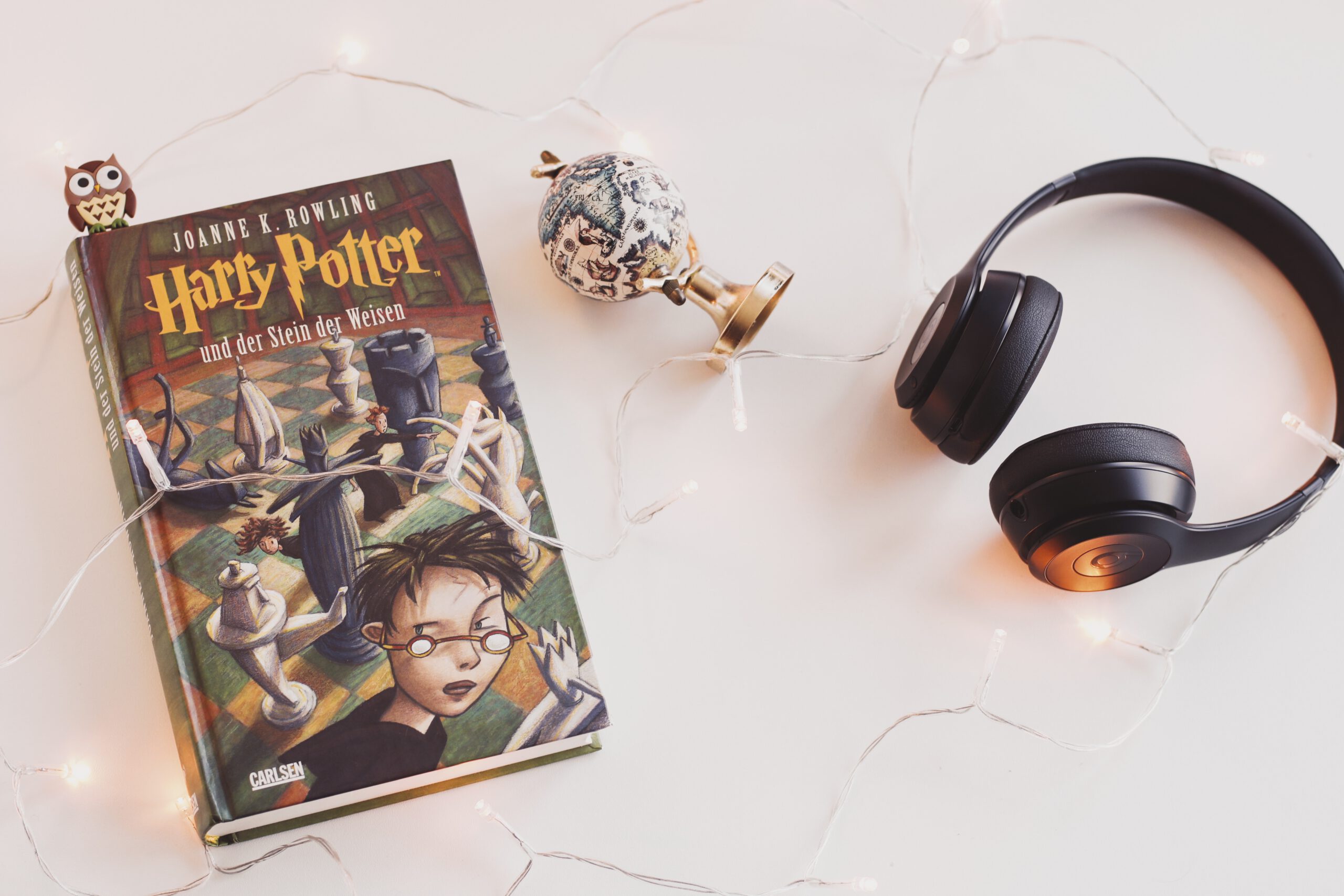 Książka o Harrym Potterze i słuchawki